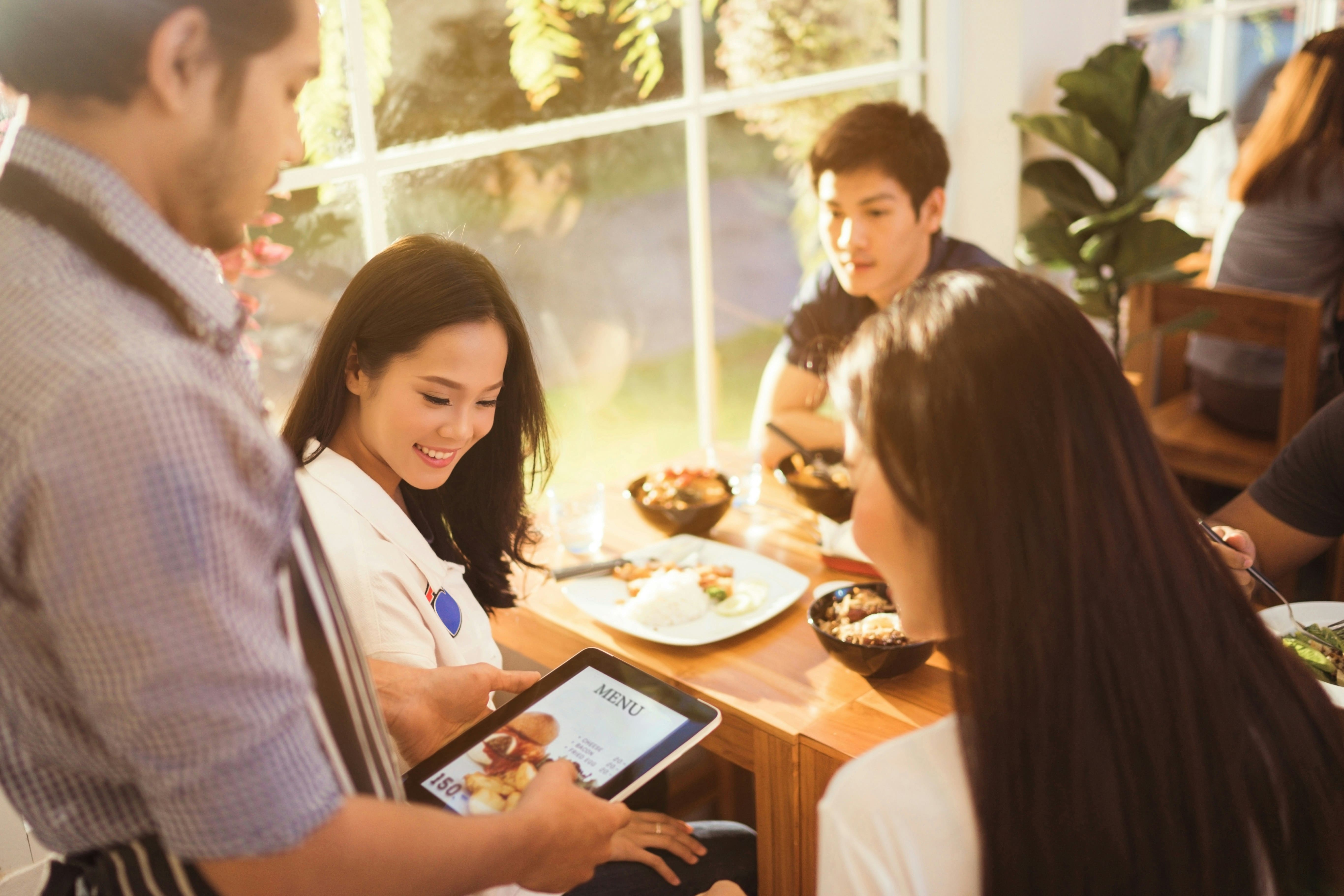 Smart Dining apps for reservations, waitlist, and guest updates